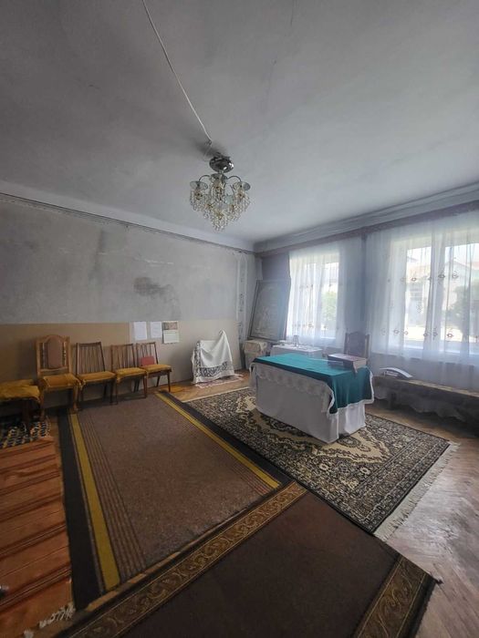 Продаж цегляного будинку з гарною земельною ділянкою, центр міста.