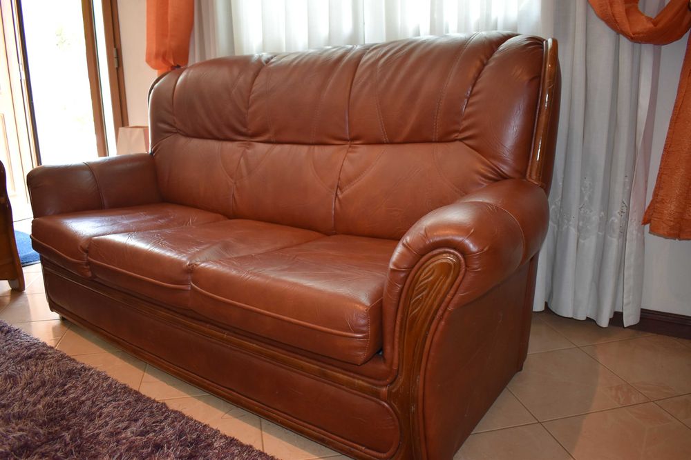 Sofá-cama em coiro e madeira