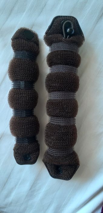 Круглый коричневый бублик на кнопке для создания пучка гульки прически