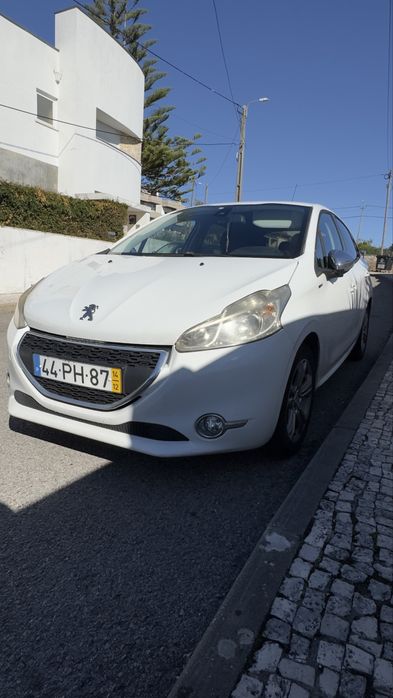Vende-se Peugeot 208, motor 1.4 HDi (gasóleo), ano 2014, com cerca de 169.357 km.