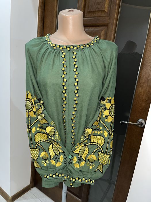 Великий розпродаж платтів і вишиванок