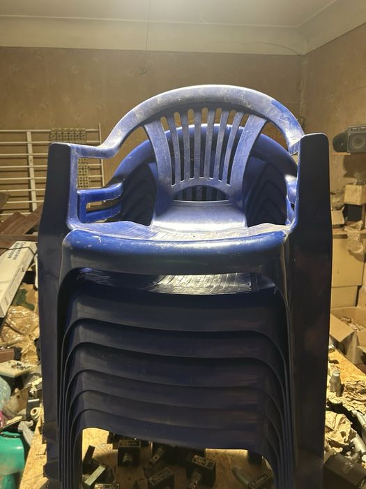 Пластиковые стулья и стол