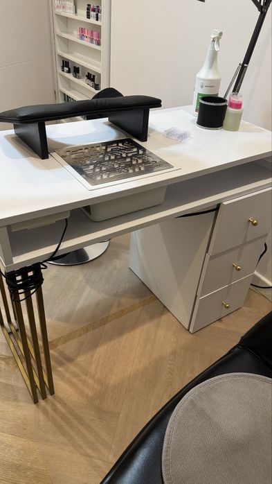 Biurko z  pochłaniaczem do paznokci