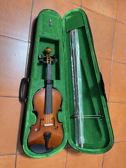 Vende se Violino 4/4 GEMMA usado uma unica vez,  acompanha Arco, Ombreira e resina.