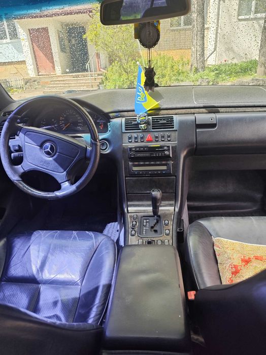 Продам Мерседес Е240