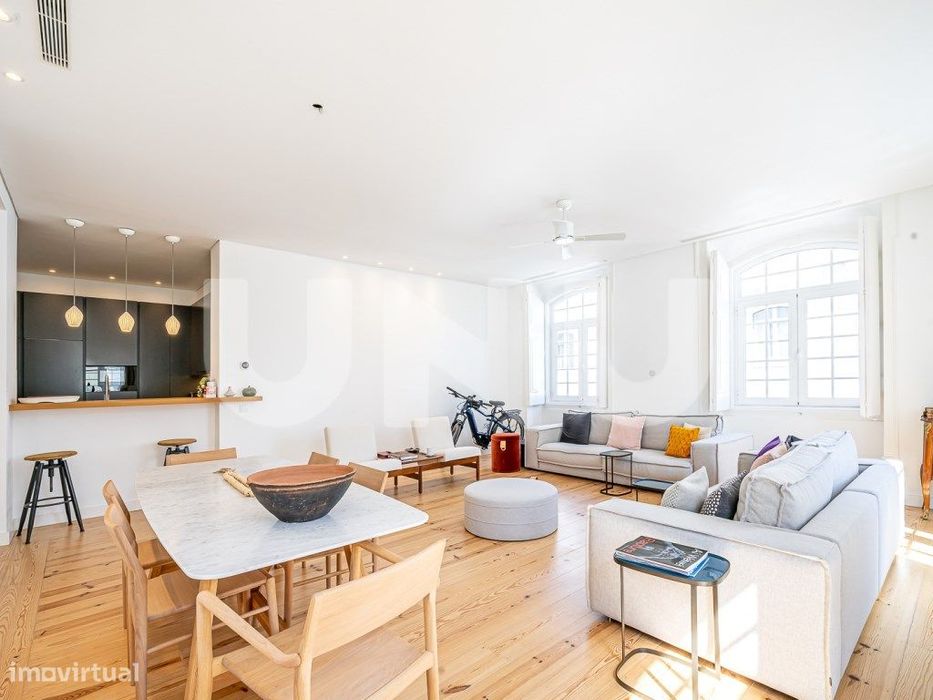 Apartamento T5 transformado em T3, remodelado, com 3 Suítes, na Rua...