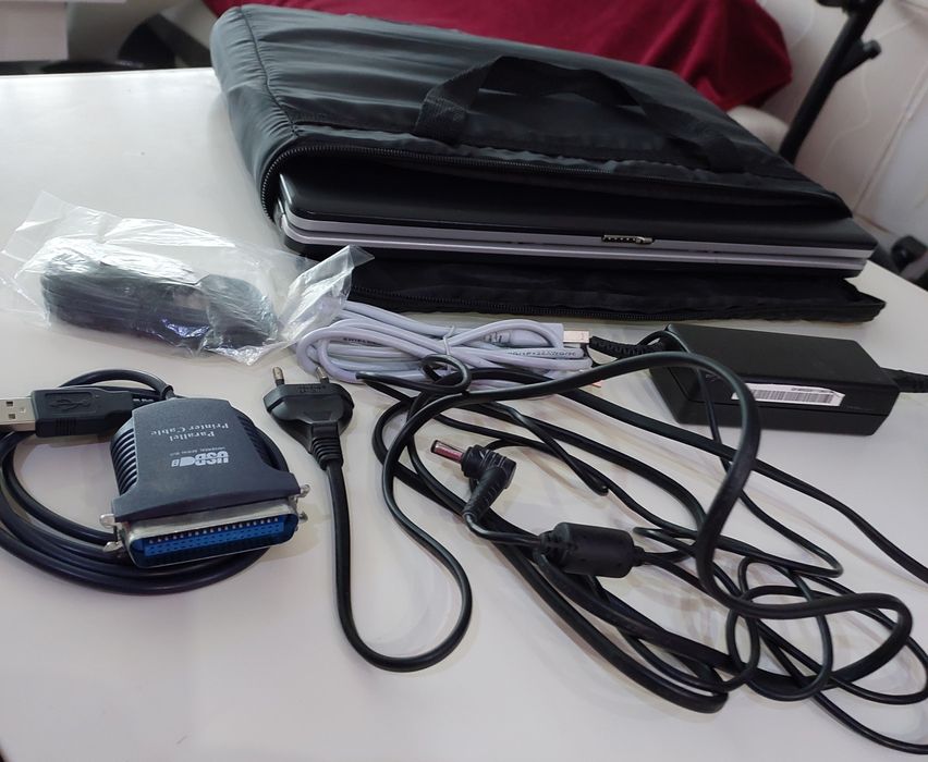 Na części laptop Fujitsu Siemens