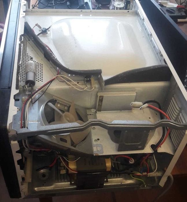 Микроволновая печь SHARP R-397f под восстановление