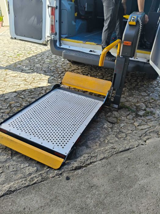 Rampa elevatória auto para cadeira de rodas.