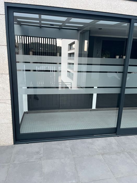 Portas de corre com vidro e pvc