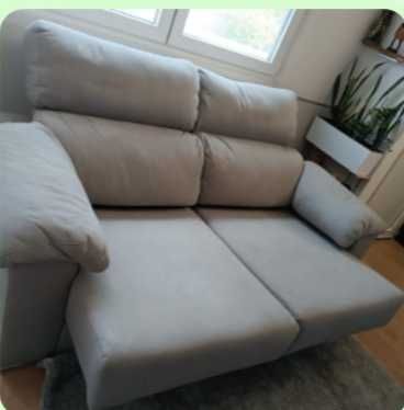 Sofá em pele cinza claro