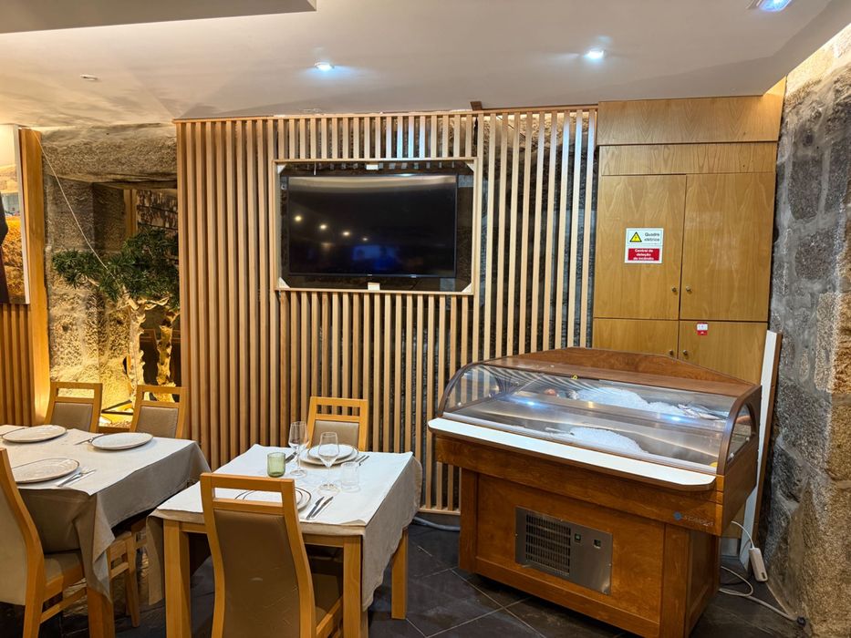 Vitrine de peixe com fabrico de gelo