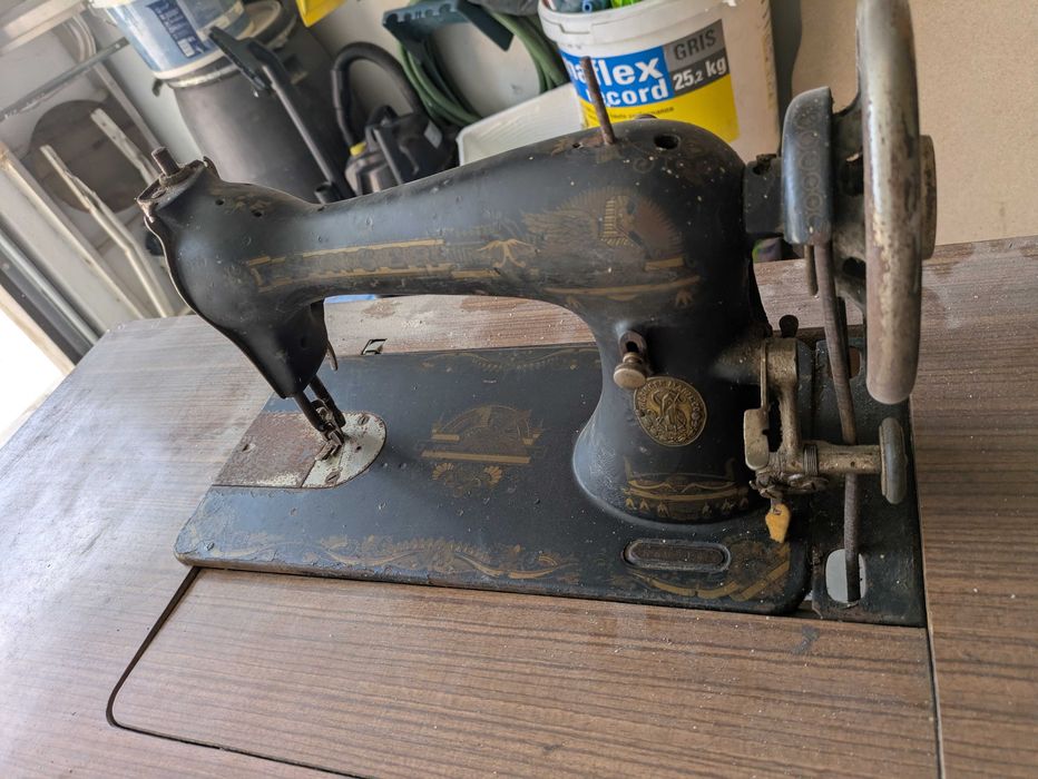 Máquina antiga de costura SINGER