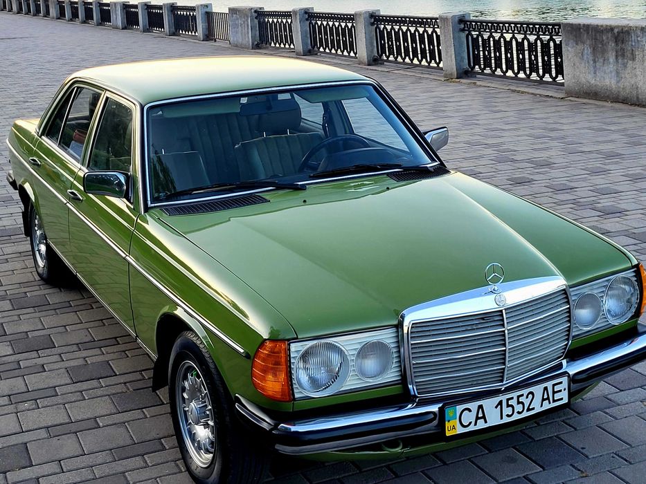 Mercedes-123  Classic  Old Car