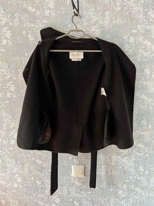 Полупальто Max Mara.
