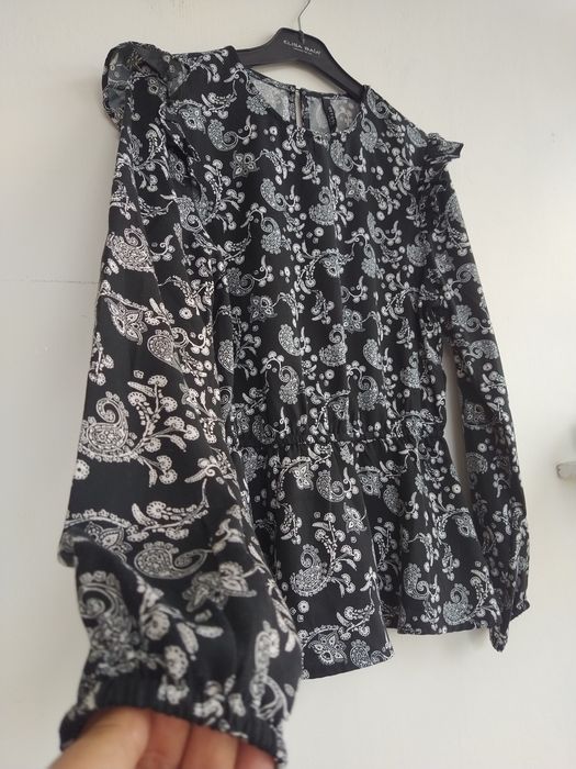 Blusa preta peplum com padrão de cornucópias e folhos- Tiffosi- Tam. M