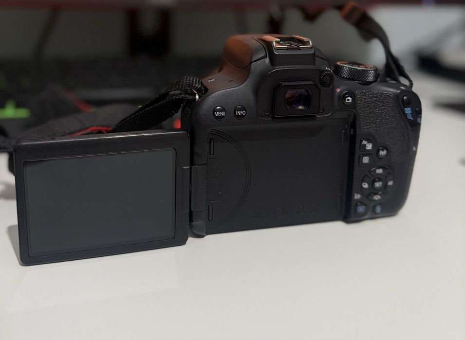 Vendo câmara fotográfica Canon EOS 800D