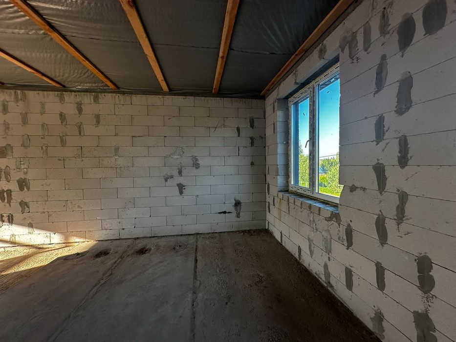 Будинок біля озера з пляжем