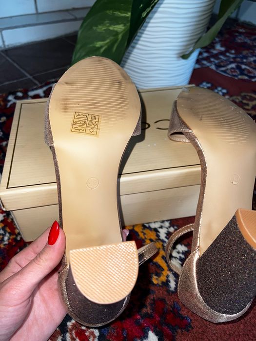 Босоніжки жіночі