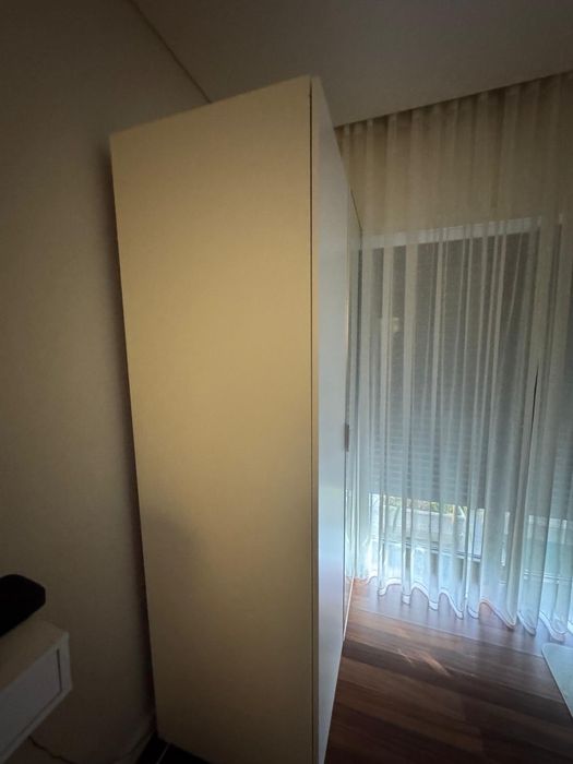 Roupeiro branco com espelho e arrumação interior