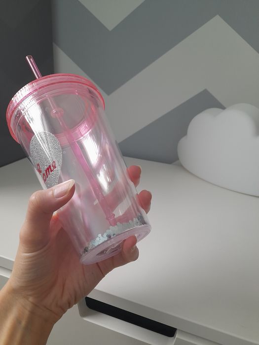 Brokatowy kubek z przykrywką i słomką na napoje