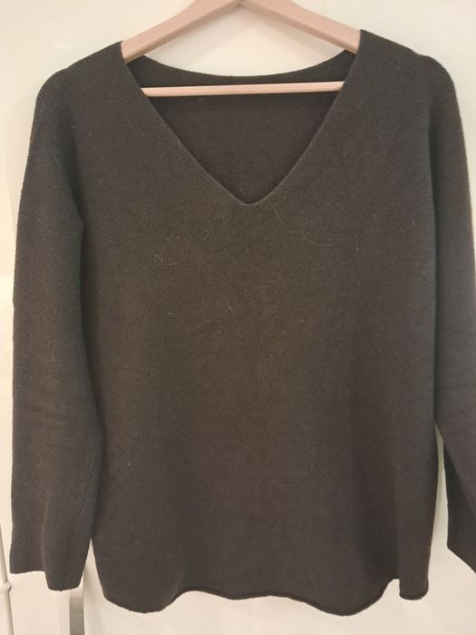 Sweter w serek czekoladowy brąz