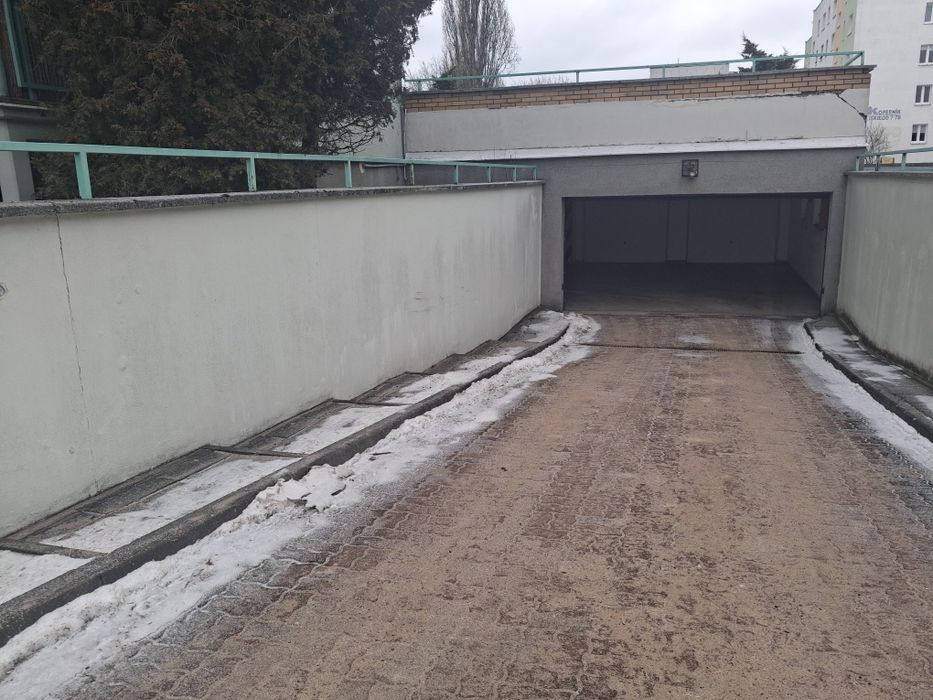 Garaż zamykany w hali garażowej, Koniuchy