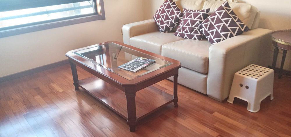 Mesa de centro moderna, linhas direitas, tampo vidro