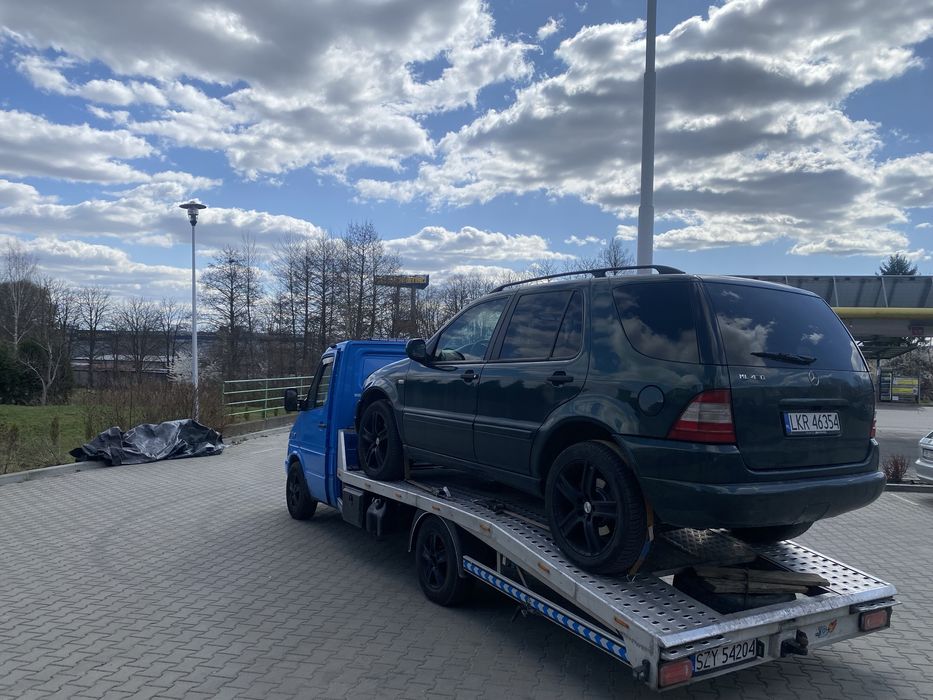 Laweta transport samochodow łodzi przyczep pomoc drogowa