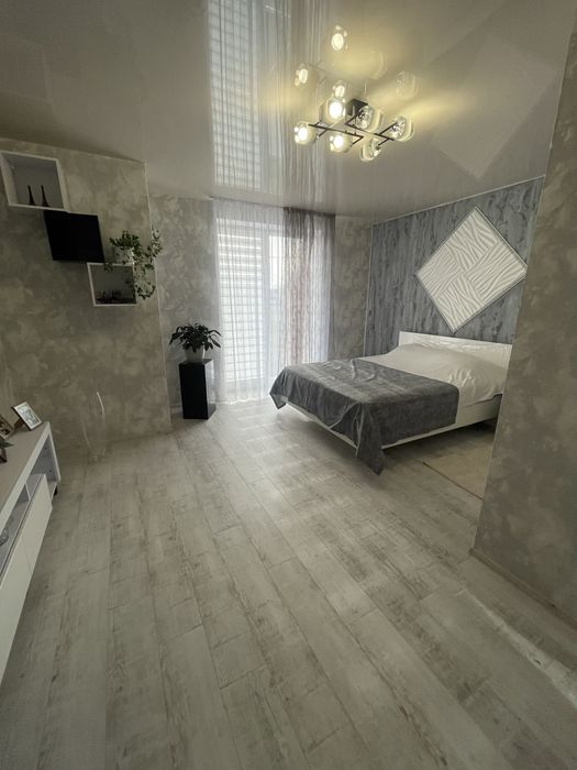 Продам 2- поверховий котедж з ремонтом, меблями, технікою і гаражем.