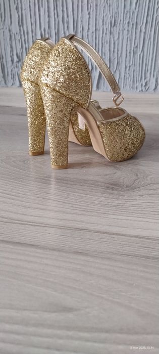 Buty na obcasie złote