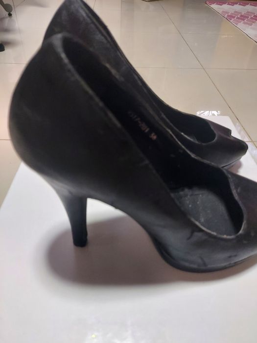 Sapatos feminino de salto alto preto da Texto