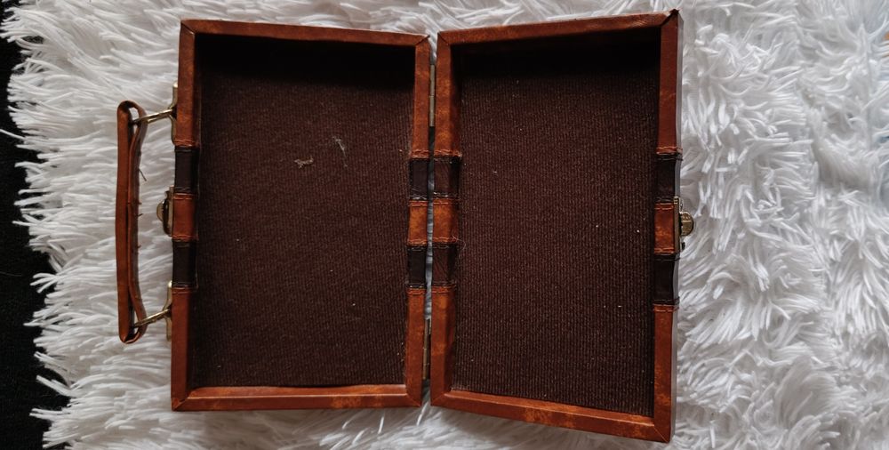 Bolsa em pele genuína . Tamanho pequeno. Castanha