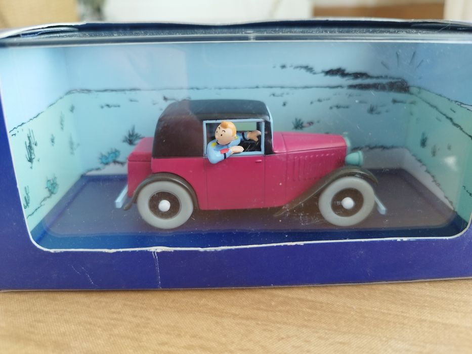 Um exemplar colecionável do Tintin Spider Coupé, vermelho, do álbum "A