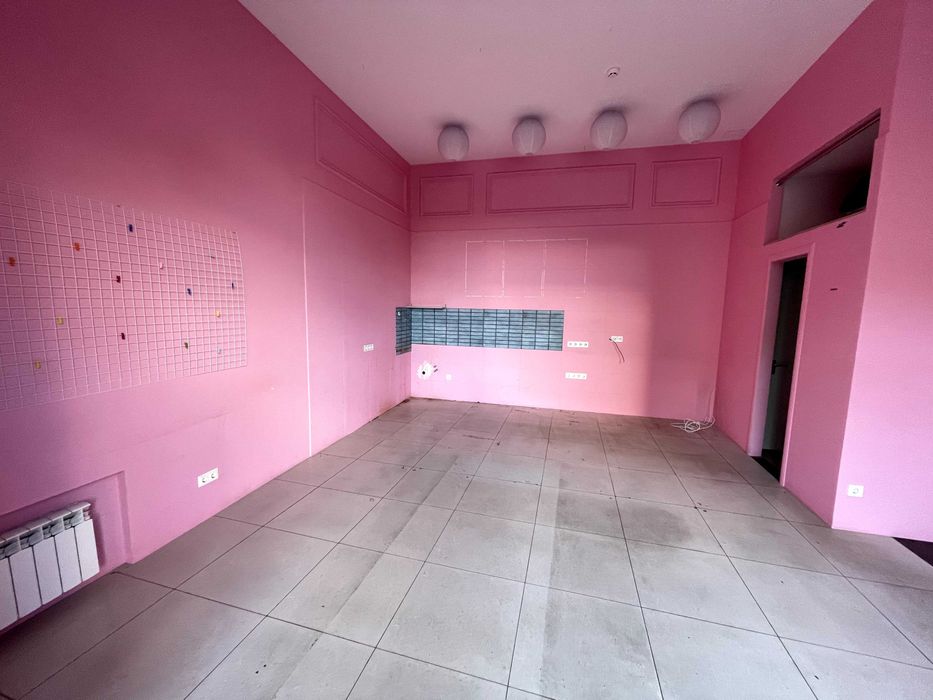 продам Саксаганского 58 нежилое помещение фасад 1-я линия