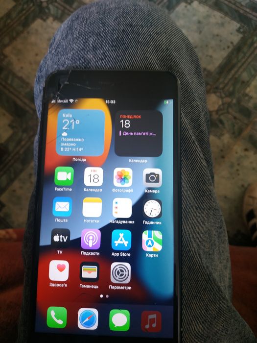 Продам айфон 7+ розбитий полностью робочий