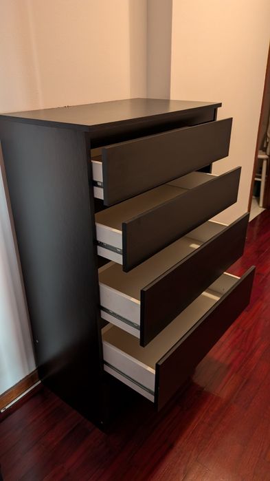 Até 01/05! MALM cómoda preta, 4 prateleiras
