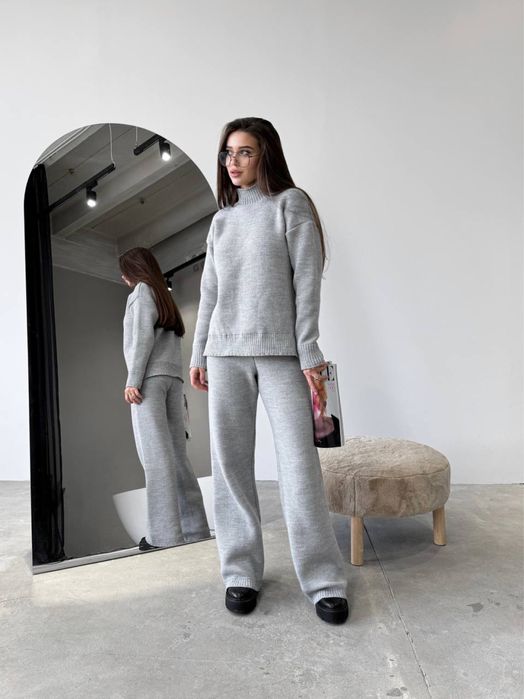 Теплий вязаний жіночий костюм з прямими штанами