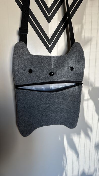 Torba kot na ramie na regulowanym pasku handmade kotek z grubego filcu