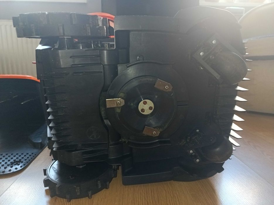 Robot koszący kosiarka