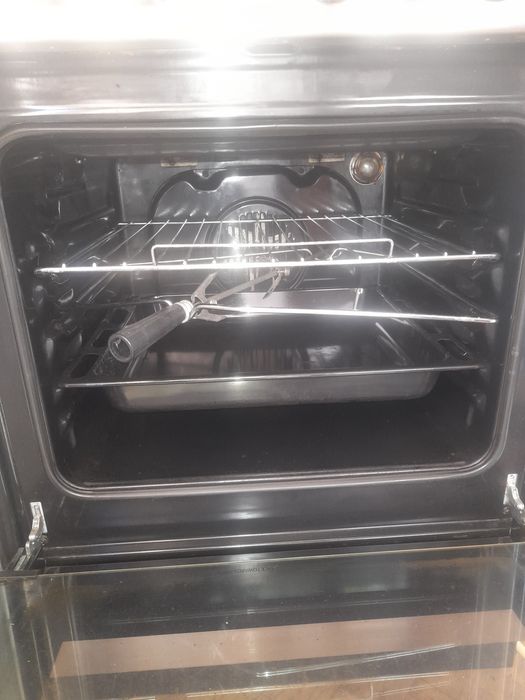 Fogão vitroceramica Indesit forno eléctrico ventilado com várias funções
