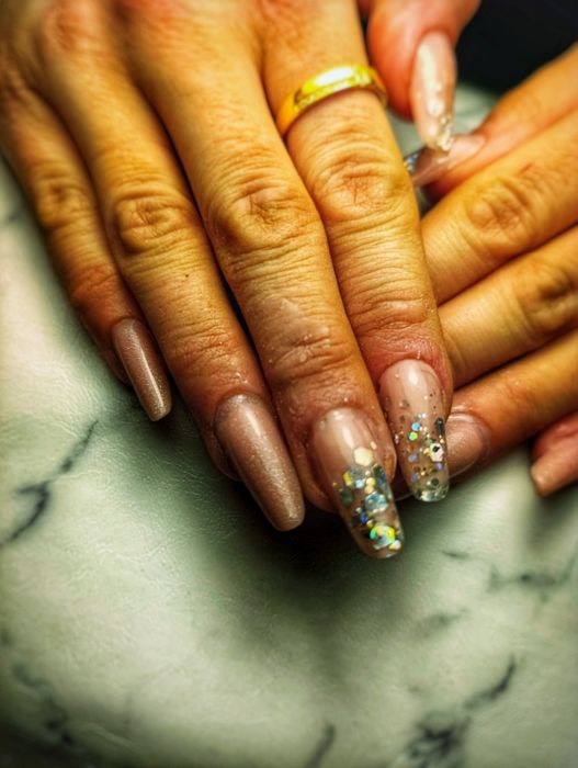 Paznokcie hybrydowe i żelowe  .