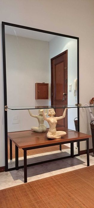 Aparador com um grande espelho para hall de entrada.