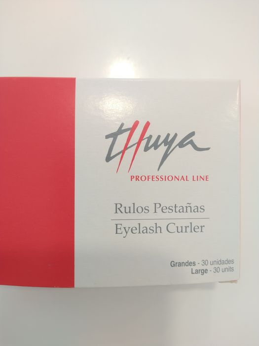 Bigodis de pestanas Thuya