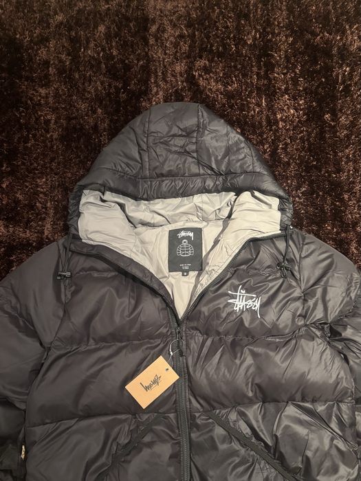 Stussy Puffer Preto com Interior Rosa – Novo – Tamanho M