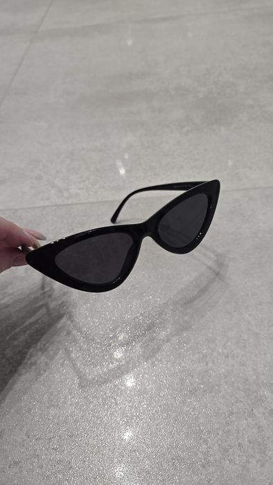 Czarne okulary przeciwsłoneczne