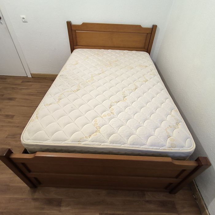 Cama casal com gavetas