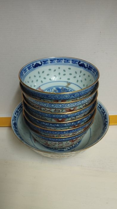 Taças pratos e colheres de porcelana chinesa