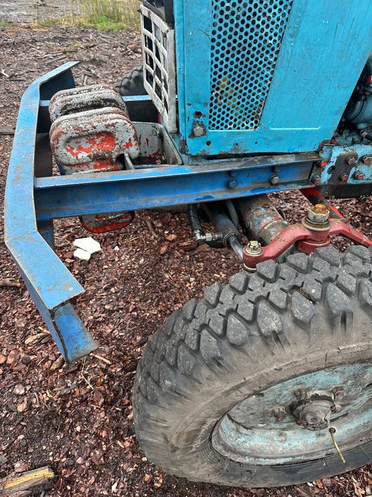 Трактор МТЗ 80 .