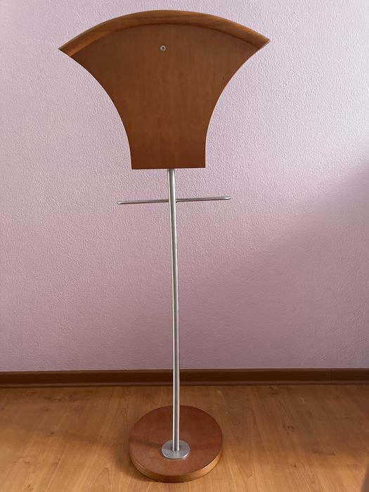 Cabide de pé em madeira e inox